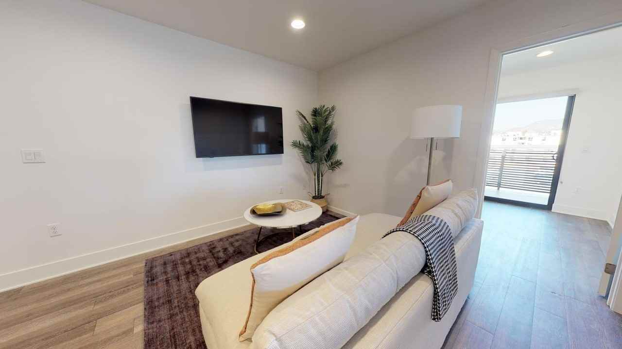 Private Bedroom in Stunning Hollywood Apartment Near Runyon Canyon