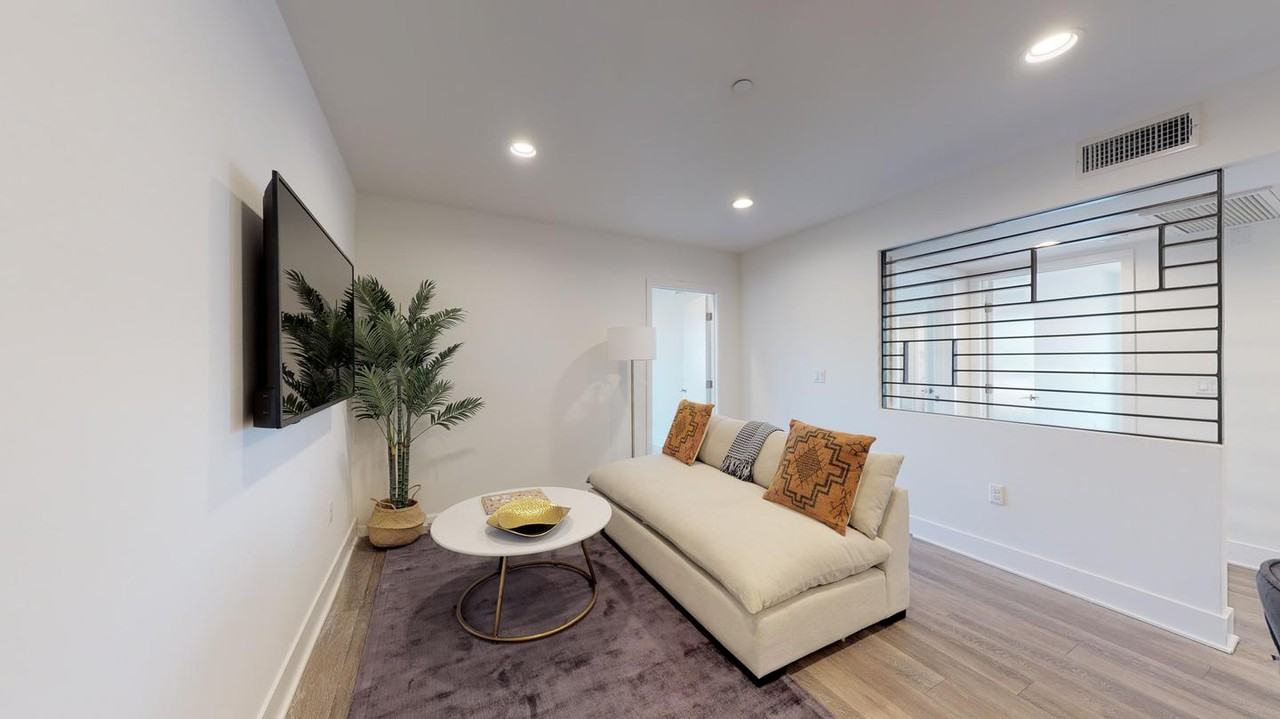 Private Bedroom in Stunning Hollywood Apartment Near Runyon Canyon