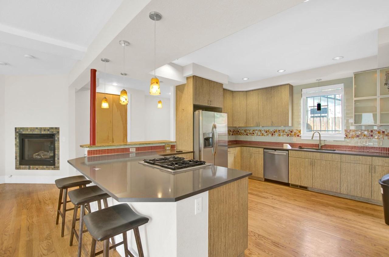 Contemporary Whittier home with wraparound deck & hot tub Apartments