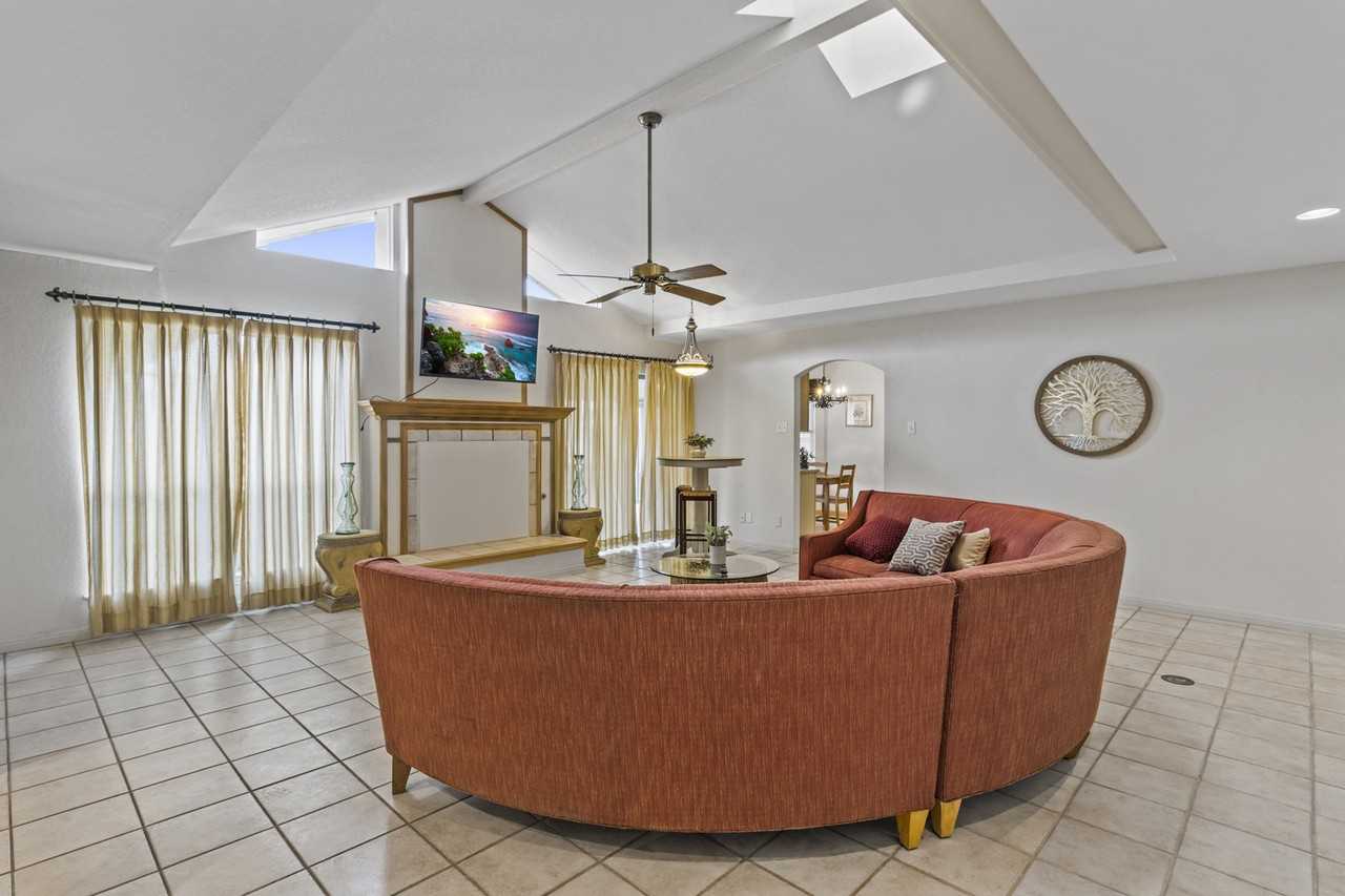 Bayou Bend & Crescent Falls, Windcrest, TX 78239 Room for 425/month