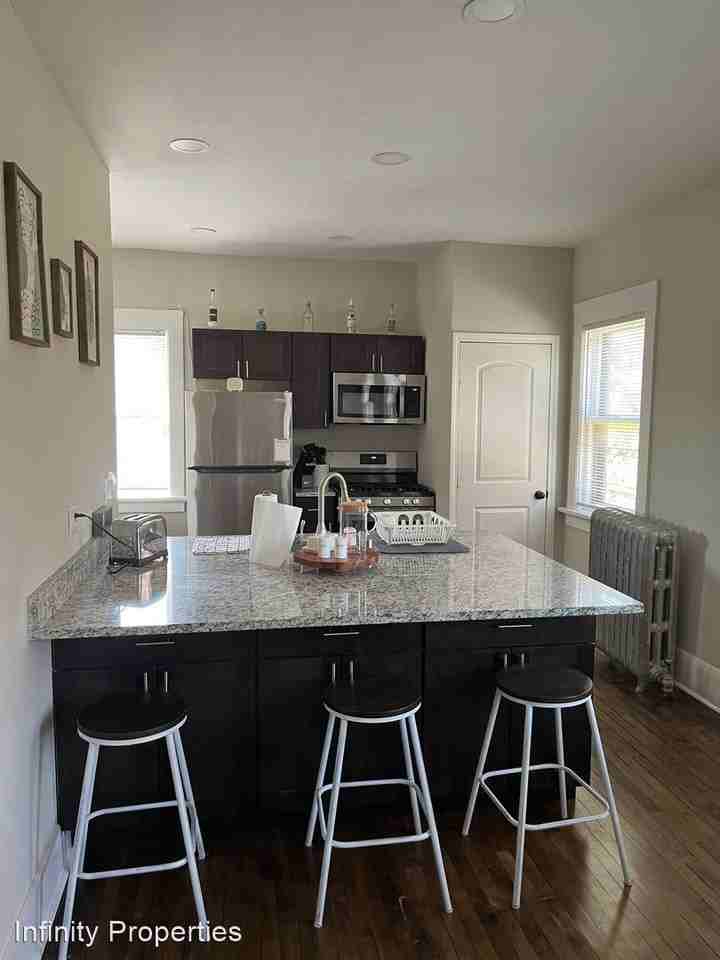 Great, big threebedroom apartment one block off UWM's campus