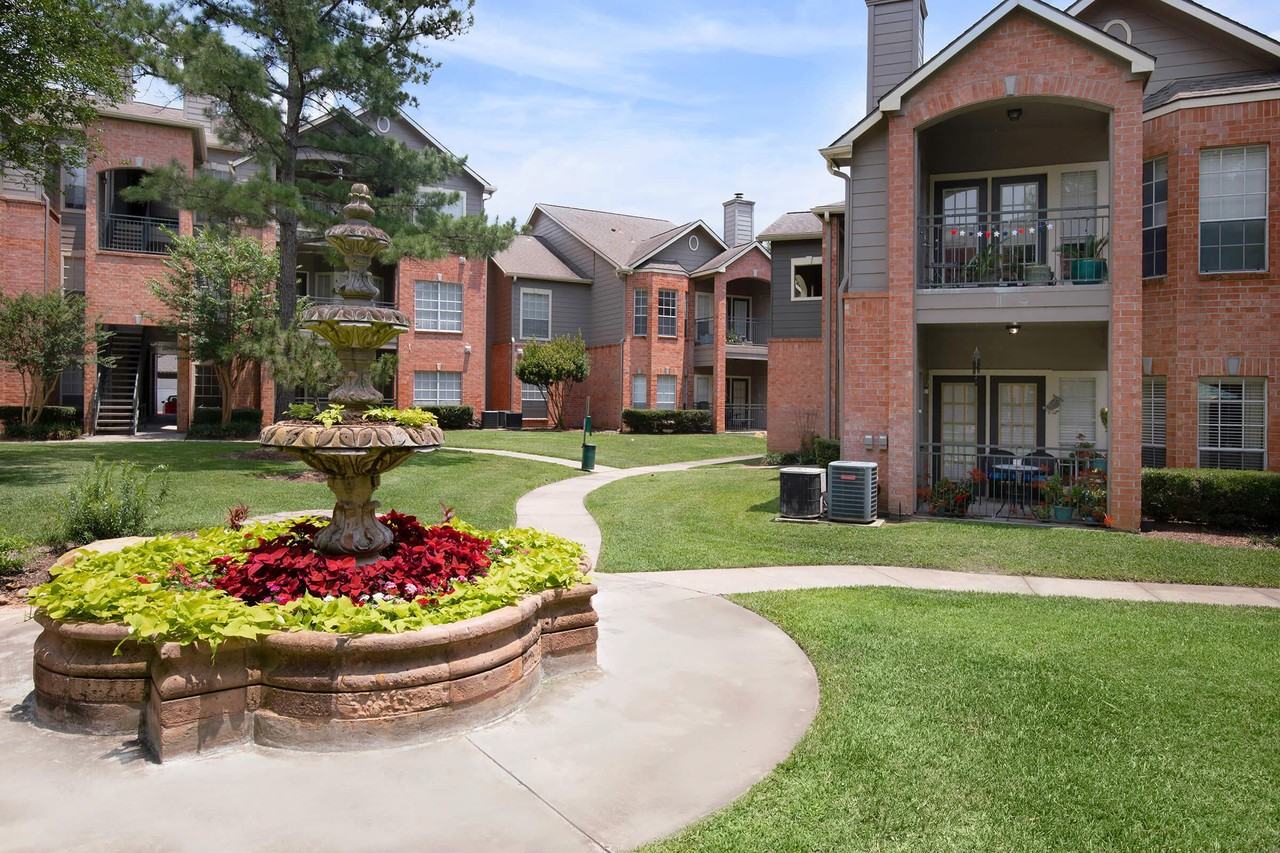 Fountains of Tomball Apartments 1011 Village Square Dr, Tomball, TX