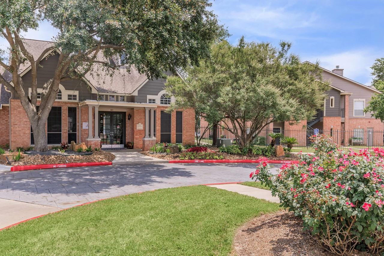 Fountains of Tomball Apartments 1011 Village Square Dr, Tomball, TX