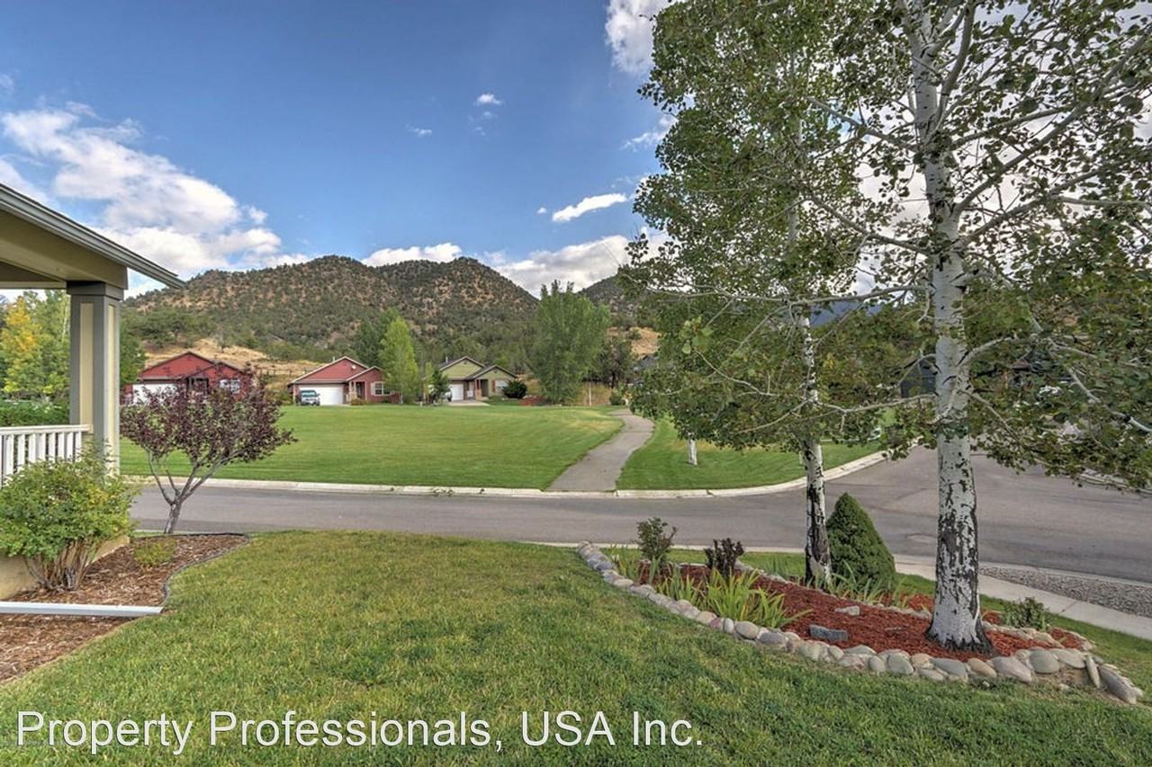 621 Lariat Loop, New Castle, CO 81647 2 Bedroom House for 2,600/month