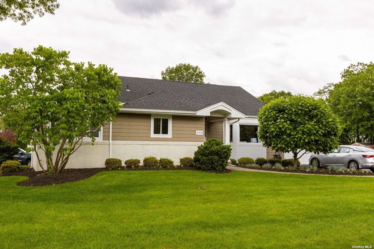 998 Aberdeen Rd, West Bay Shore, NY 11706, USA 2 unit Rentals Zumper