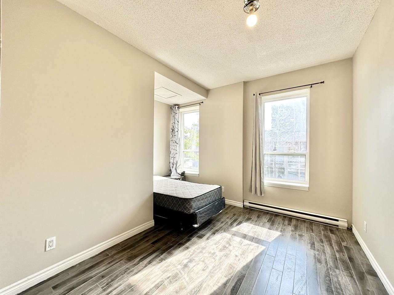 2B29 Simcoe St S Oshawa, ON Apartments 29 Simcoe St S, Oshawa, ON L1H 4G1 Zumper