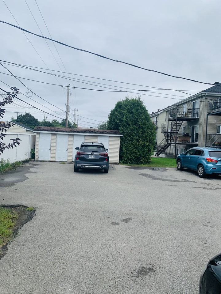 6893 Boul NotreDame, Laval, QC H7X 4E2 1 Bedroom Apartment for 1,300