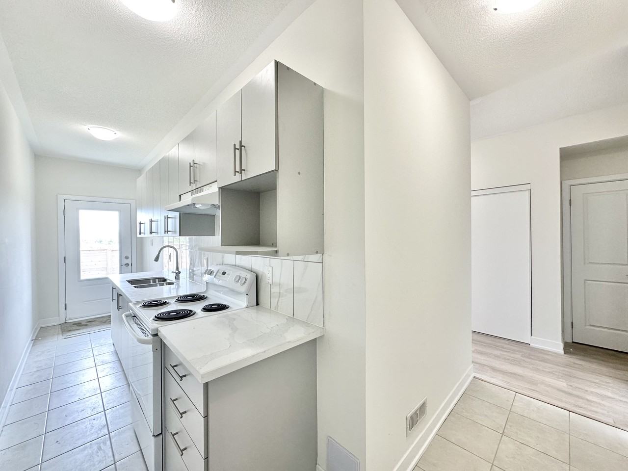 2111 Vanier St, Whitby, Ontario L1R 0N3 Apartments 111 Vanier St