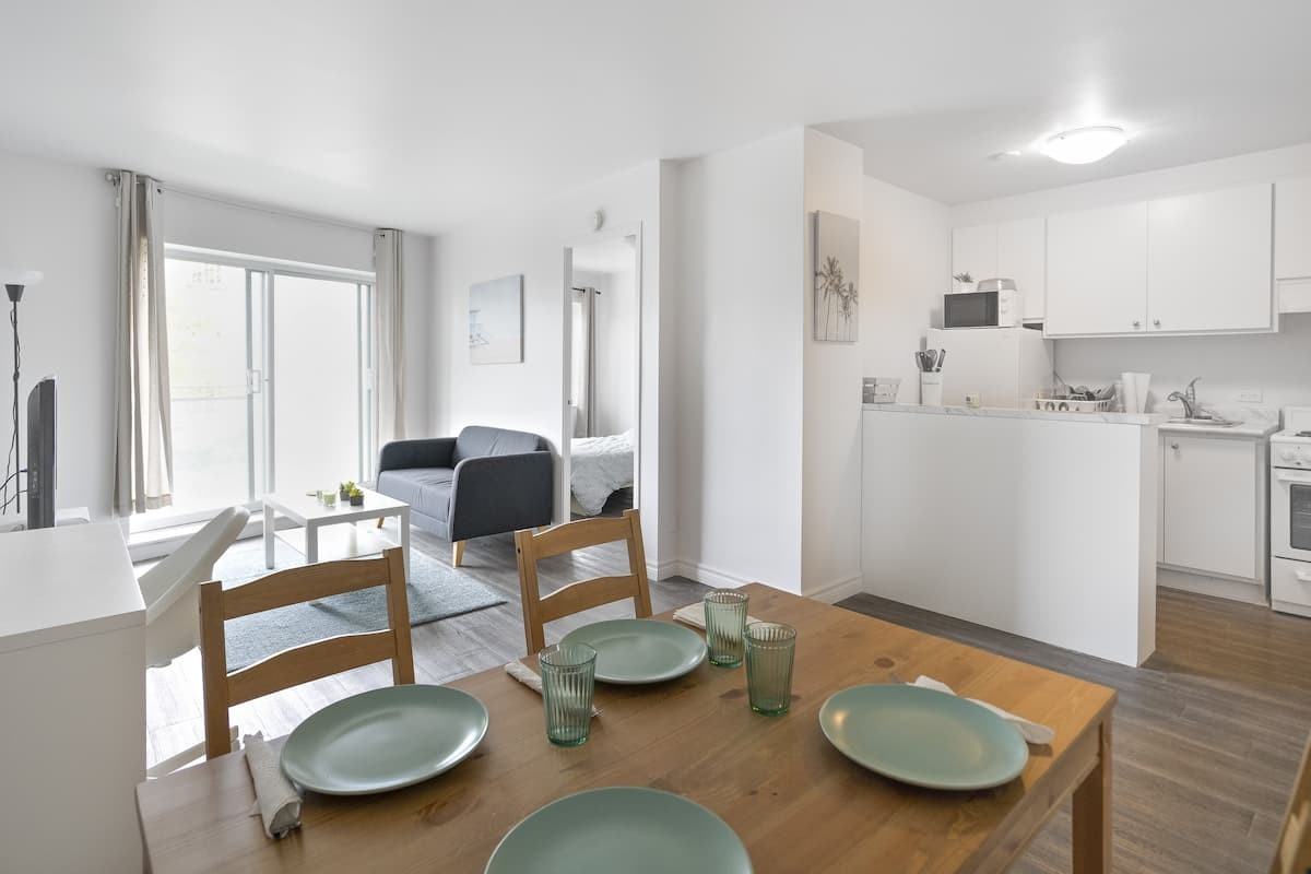 The Saguenay Apartments 135 Rue Sherbrooke E, Montréal, QC H2X 1C6