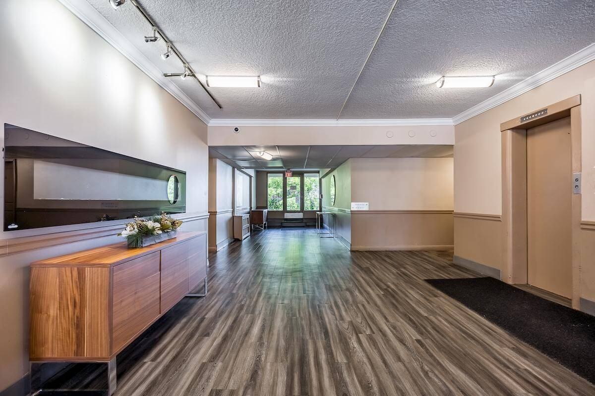 Mimico Estates Apartments 2527 Lake Shore Blvd W, Toronto, ON M8V 1E5