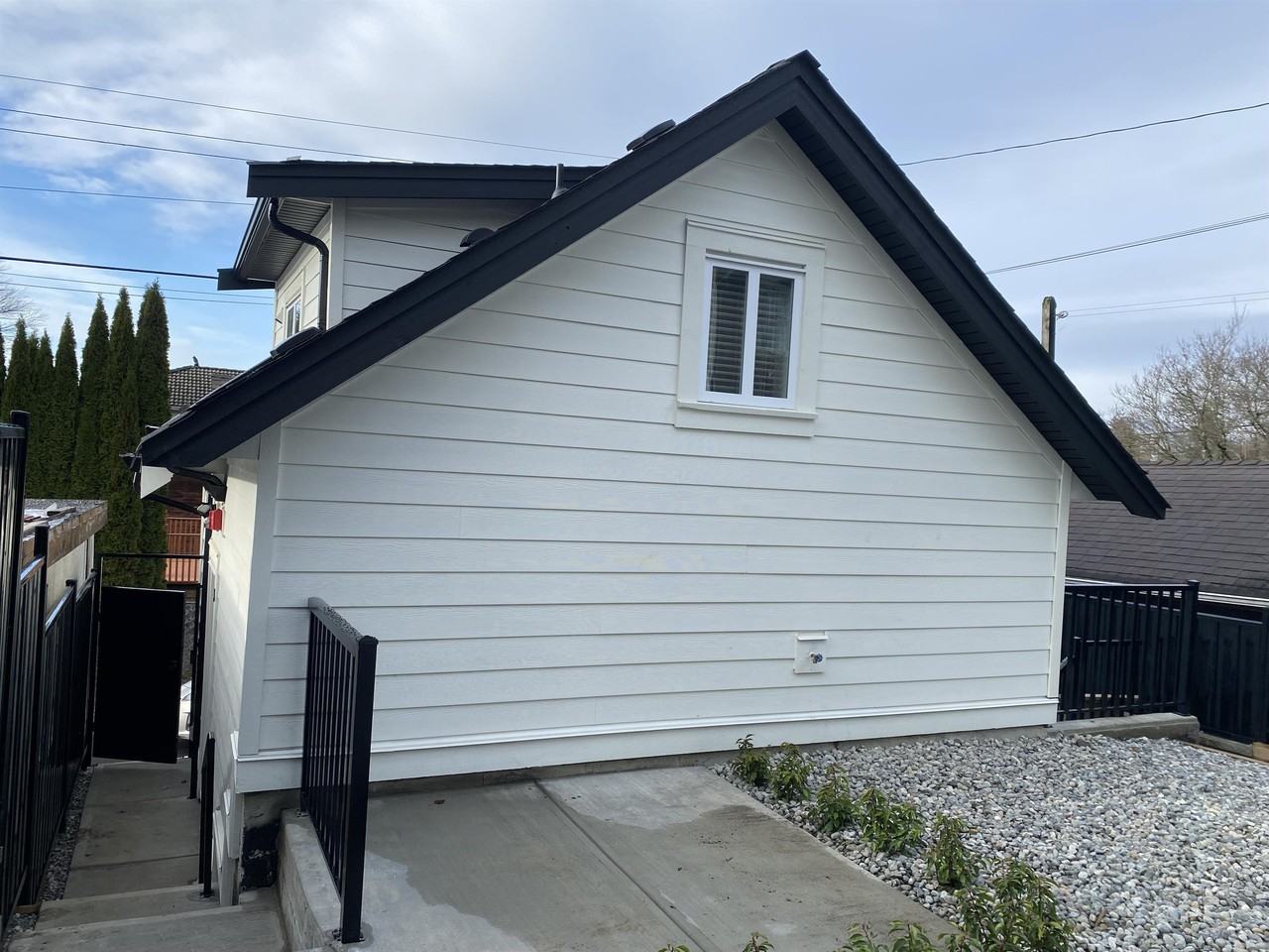 811 Lillooet Street KX0002 3 Apartments 811 Lillooet St