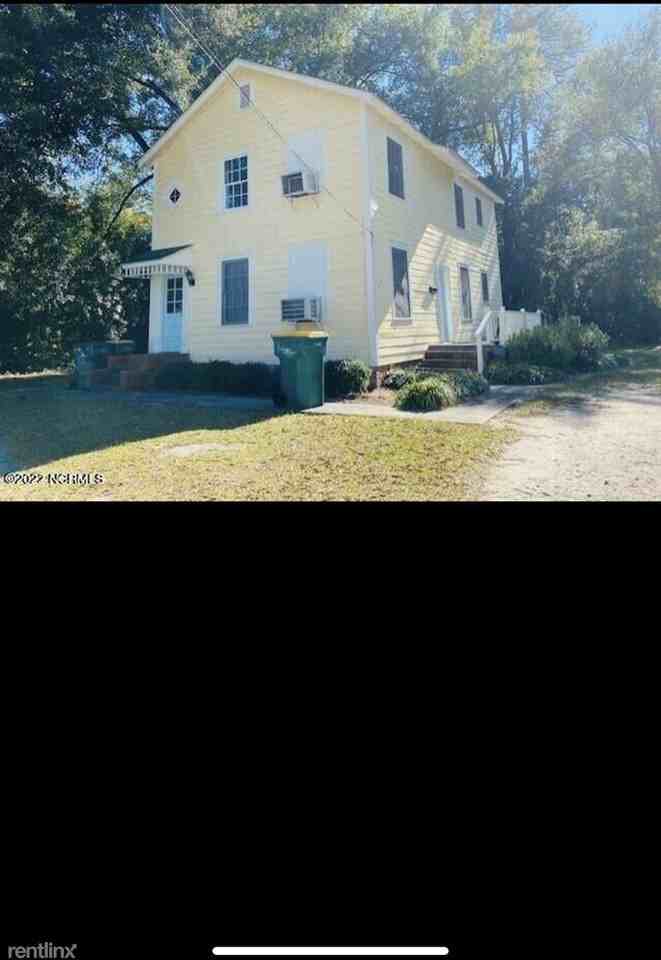 206 E Calhoun St, Whiteville, NC 28472 1 Bedroom Apartment for 800