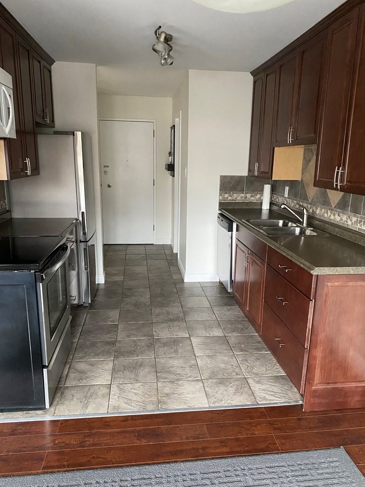 Unique two story 2 bed 1.5 bath condo*Heat & Water Incl.*Balcony