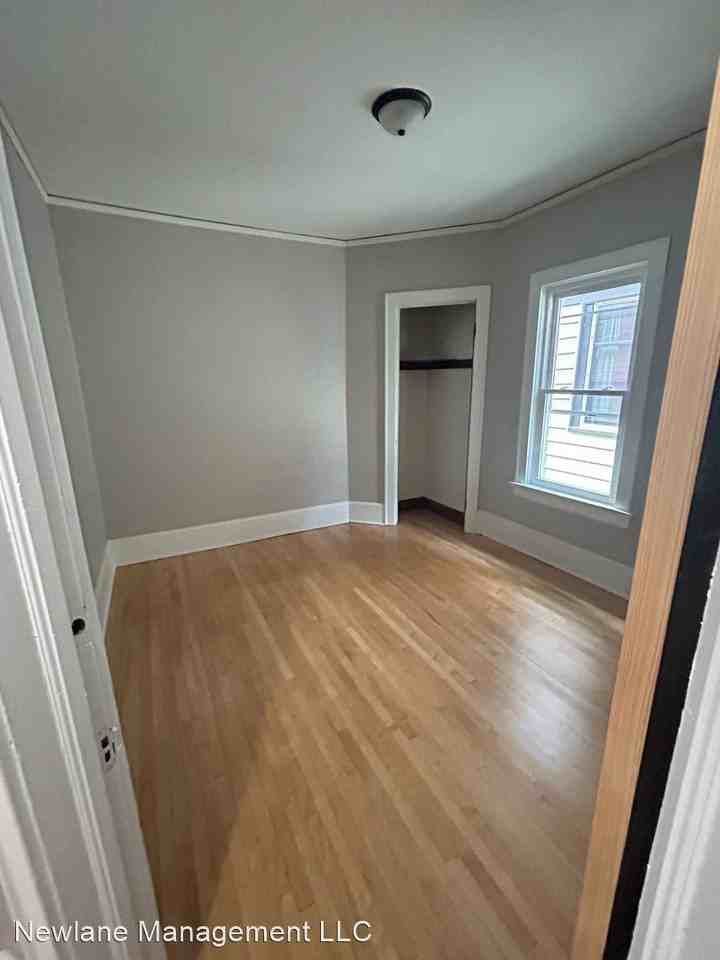 Washington Heights Duplex Apartments 1444 N 48th St, Milwaukee, WI