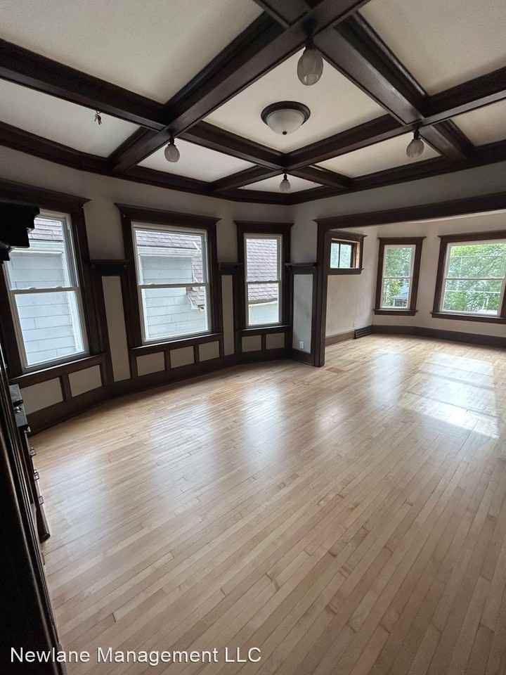 Washington Heights Duplex Apartments 1444 N 48th St, Milwaukee, WI