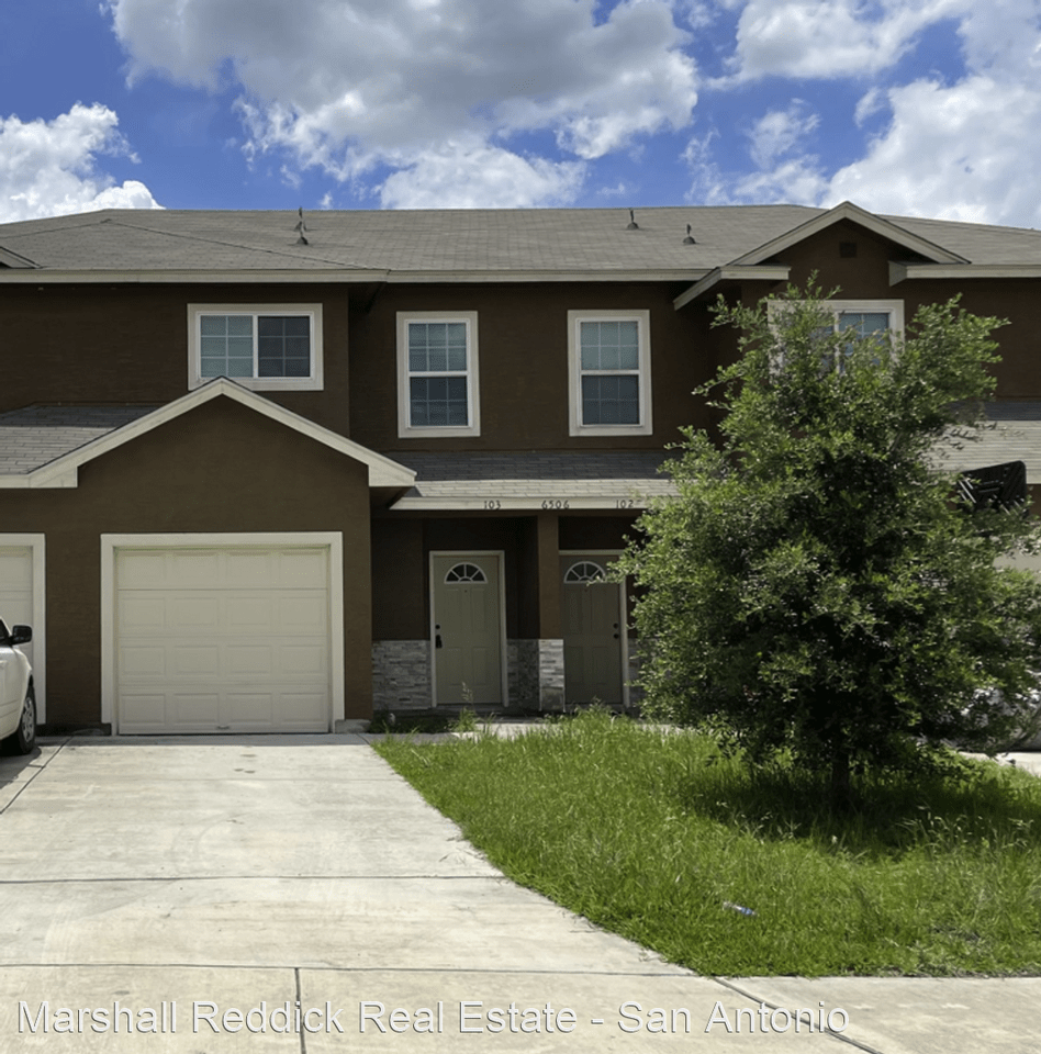 Great 3 Bed 2.5 Bath Quadplex Unit near Judson and I35. Featuring Crawford Ceilings and