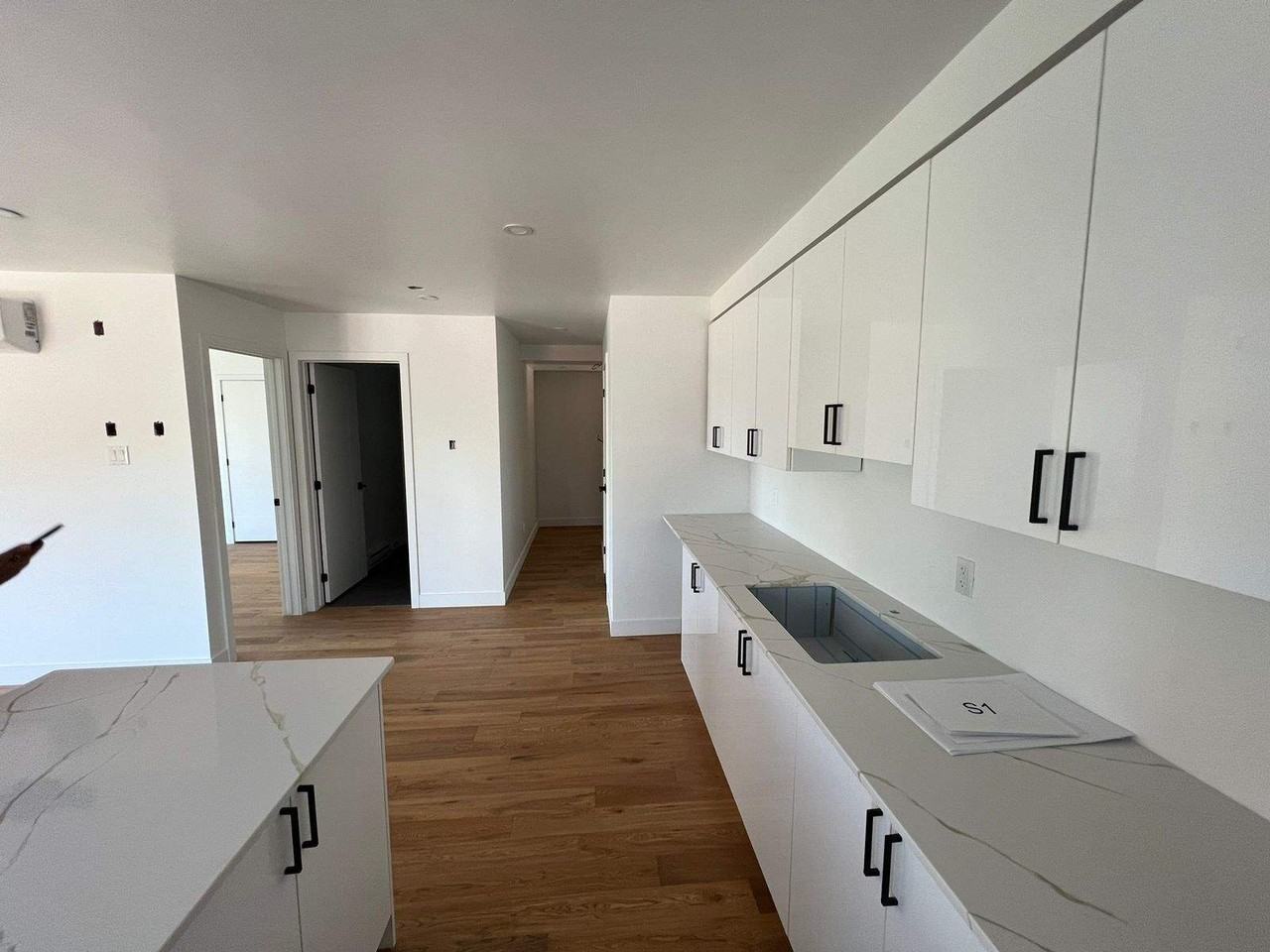 Sainte Croix Apartments 430 Av SainteCroix, Montréal, QC H4L 3X4