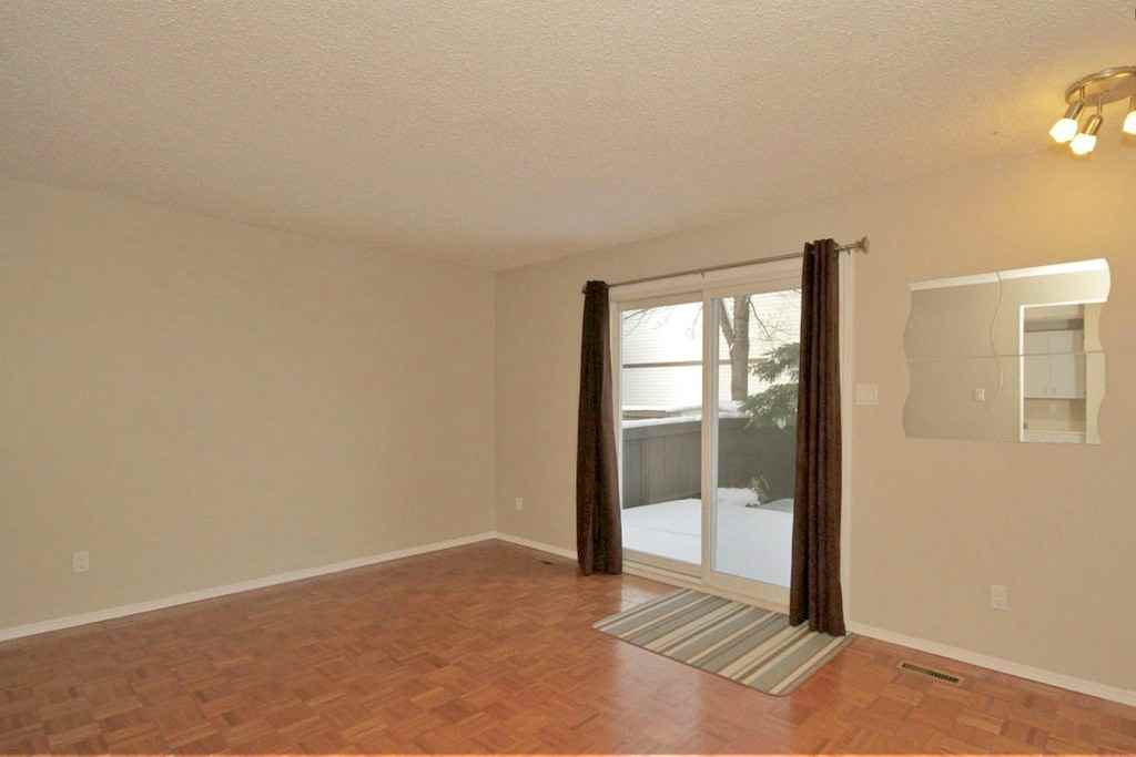 Spacious 3 bed 1.5 townhouse with finished basement!*Fenced Yard w/deck