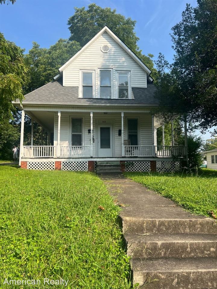 Large Upstairs apartment located in the tree streets (Johnson City