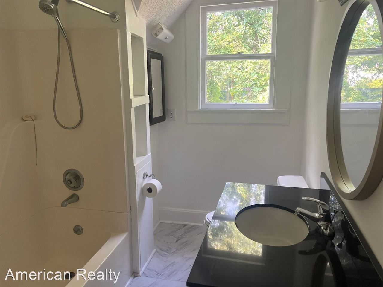 Large Upstairs apartment located in the tree streets (Johnson City