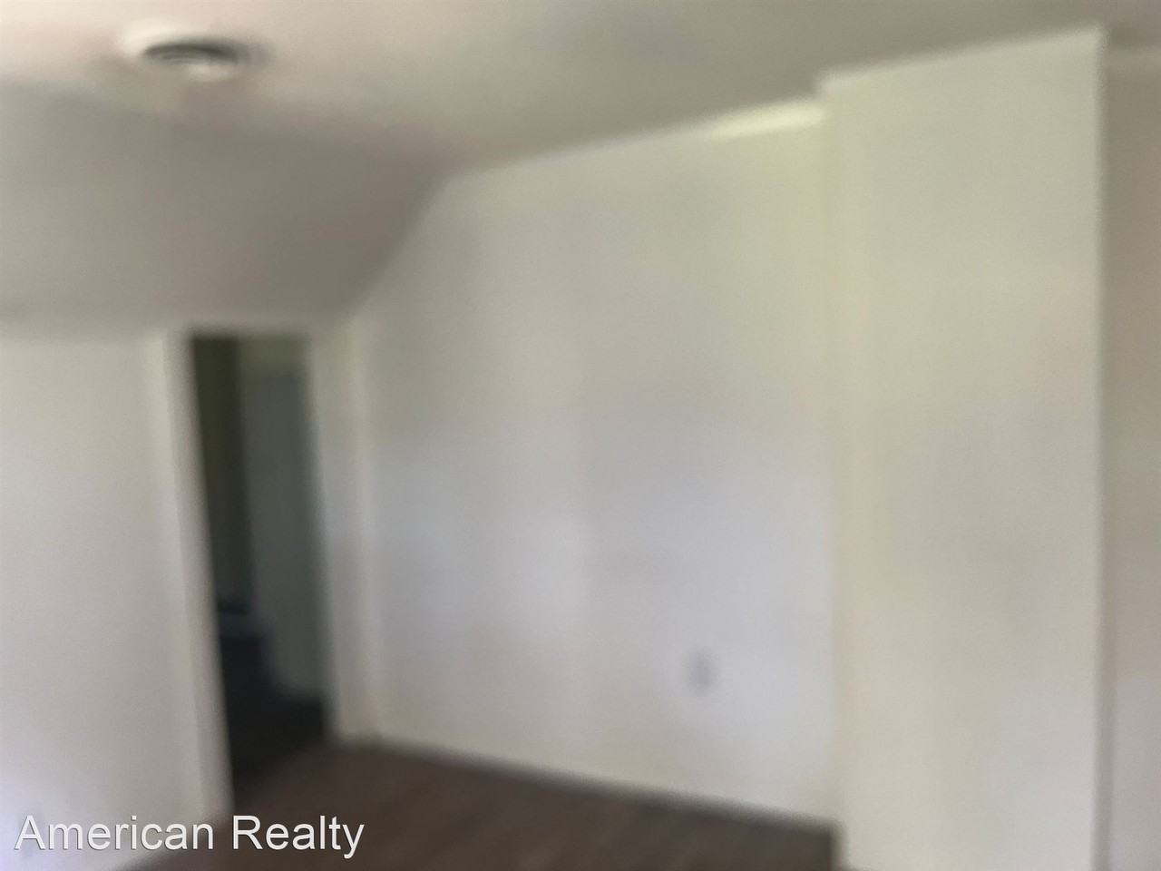 Large Upstairs apartment located in the tree streets (Johnson City