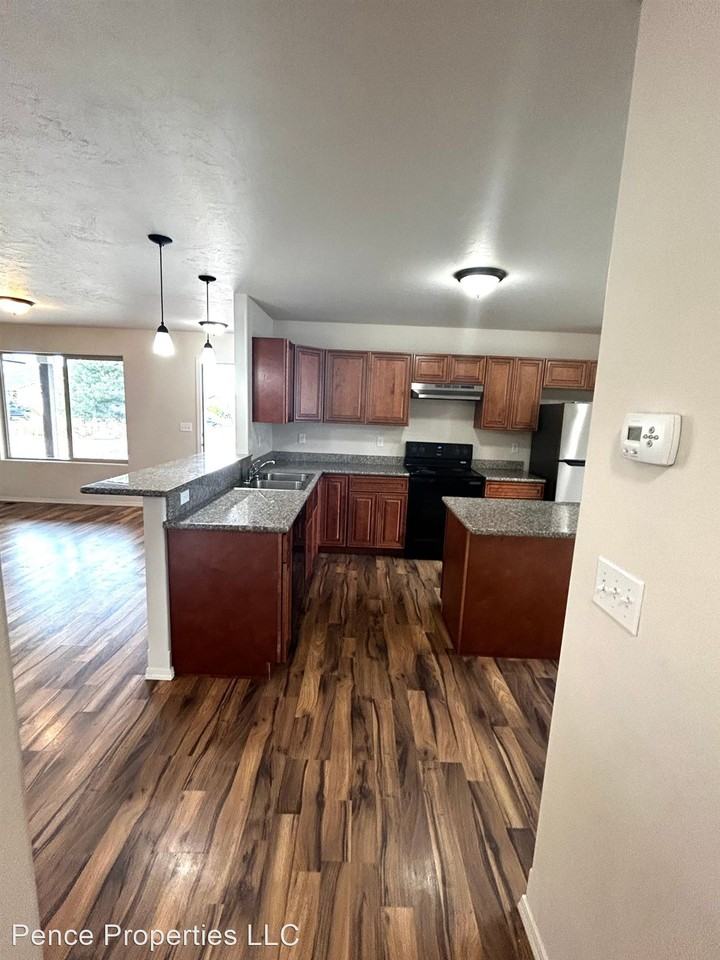 Fruitvale Duplexes Apartments 7602 S Fruitvale Rd 7520, Cheney, WA