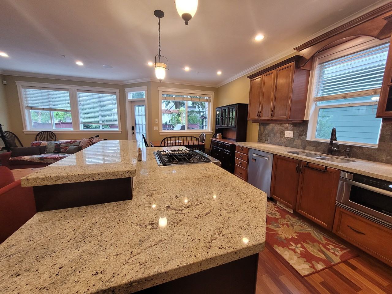 15551 Goggs Avenue, White Rock, BC V4B 2N5 3 Bedroom House for 3,250