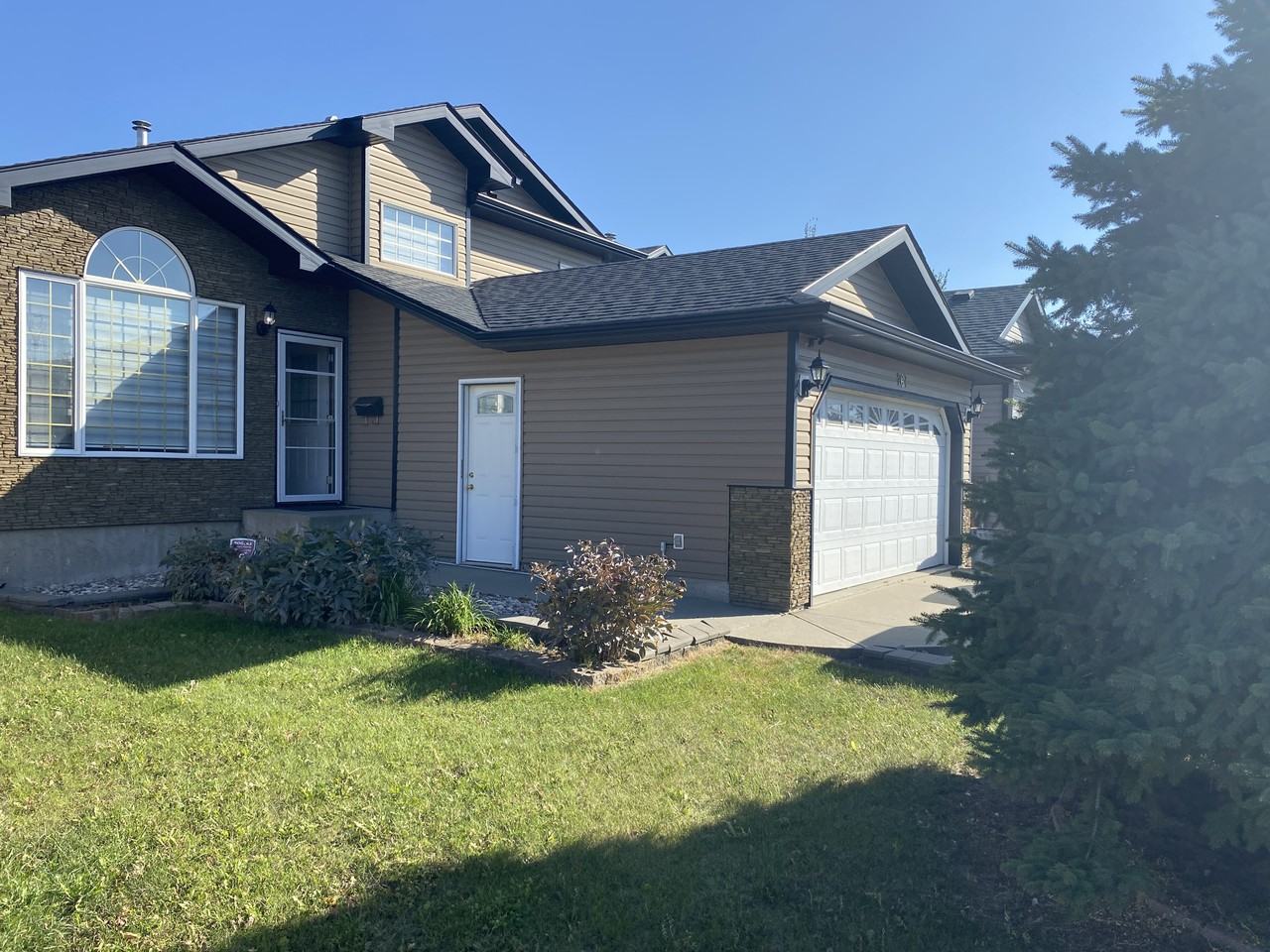 4 Bedroom + Den 3 Bathroom House in Hermitage Apartments 267 Hollinger Close Nw, Edmonton, AB