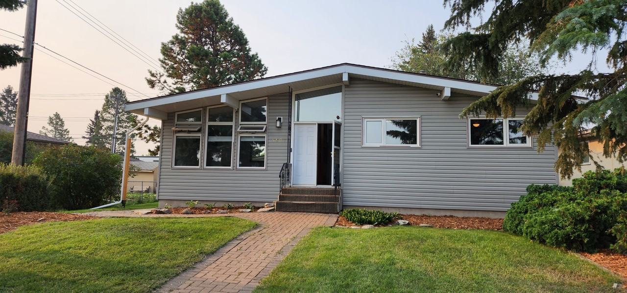 Spacious 3 bed 2 bath house*Finished bsmt w/2 bonus rooms*dbl garage