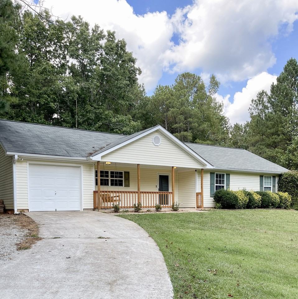 42 Beavers Rd, Grantville, GA 30220 3 Bedroom House for 1,750/month