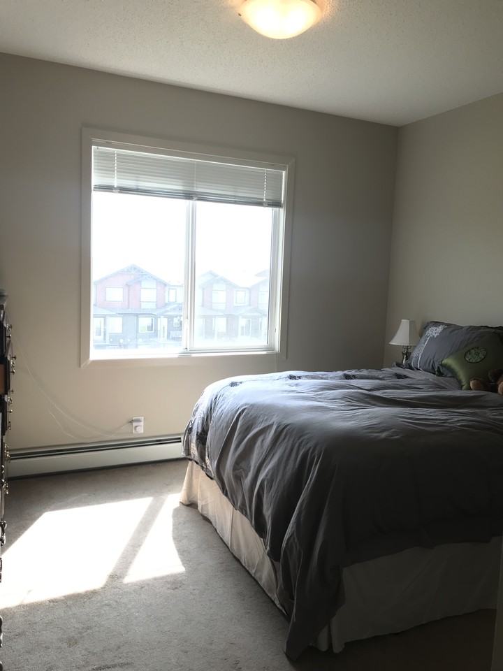 2 Bed + Den 2 Bath Condo*2 parking stalls*Summerside Lake