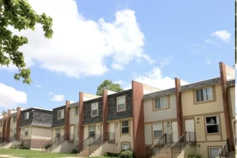 Hilltop Townhomes Apartments 2420 Delavan Ave, Kansas City, KS 66104
