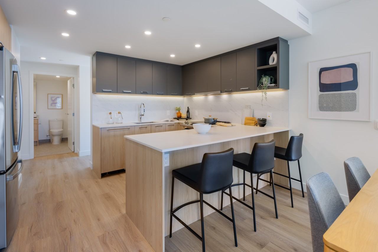 Victor Apartments 65 Chesterfield Ave, North Vancouver, BC V7M 0H2