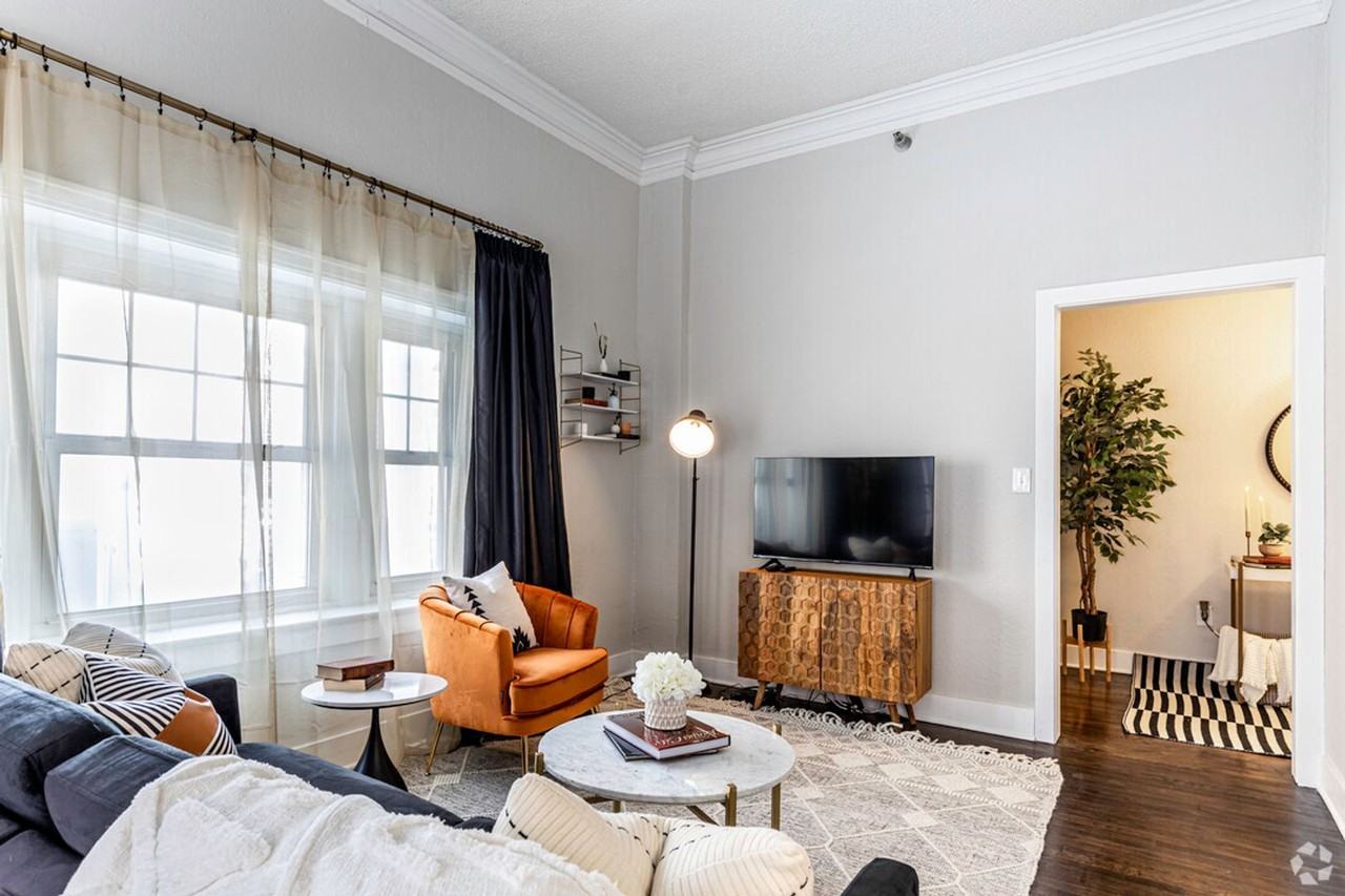 Windsor Manor Apartments 409 E Armour Blvd, Kansas City, MO 64109