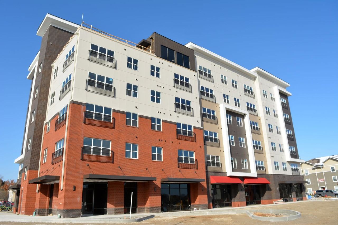 Luxury Living in High Rise Building close to SIUE and just a few