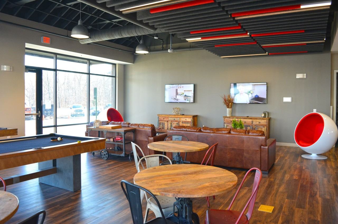 Luxury Living in High Rise Building close to SIUE and just a few