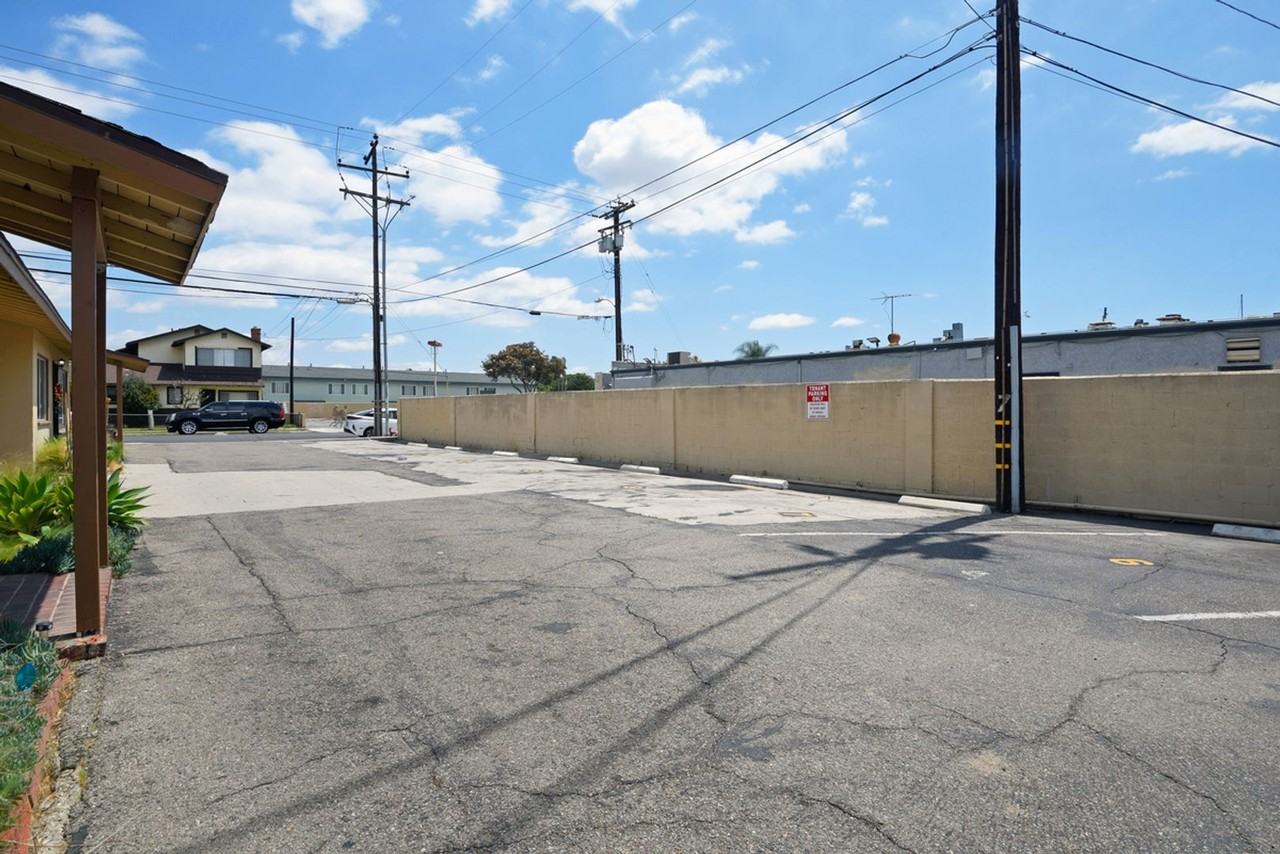 Eucalyptus Townhomes Apartments 15735 Eucalyptus Ave, Bellflower, CA