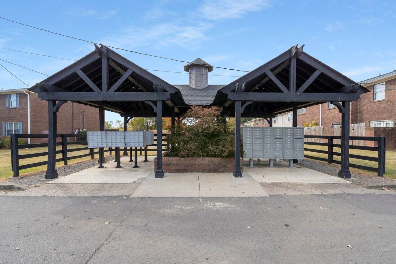 Brentwood Hill Luxury Townhouses Apartments 600 Whispering Hills Dr