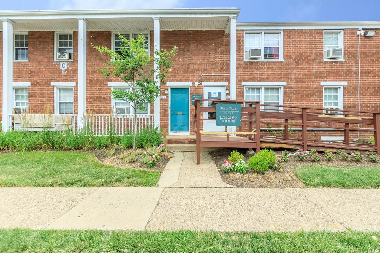 to Red Oak Apartments in Hamilton, New Jersey. 2300 S Broad