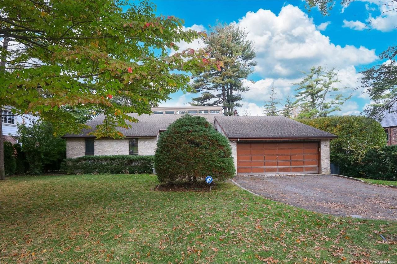 35 Old Pond Rd, Great Neck, NY 11023 4 Bedroom House for 9,800/month