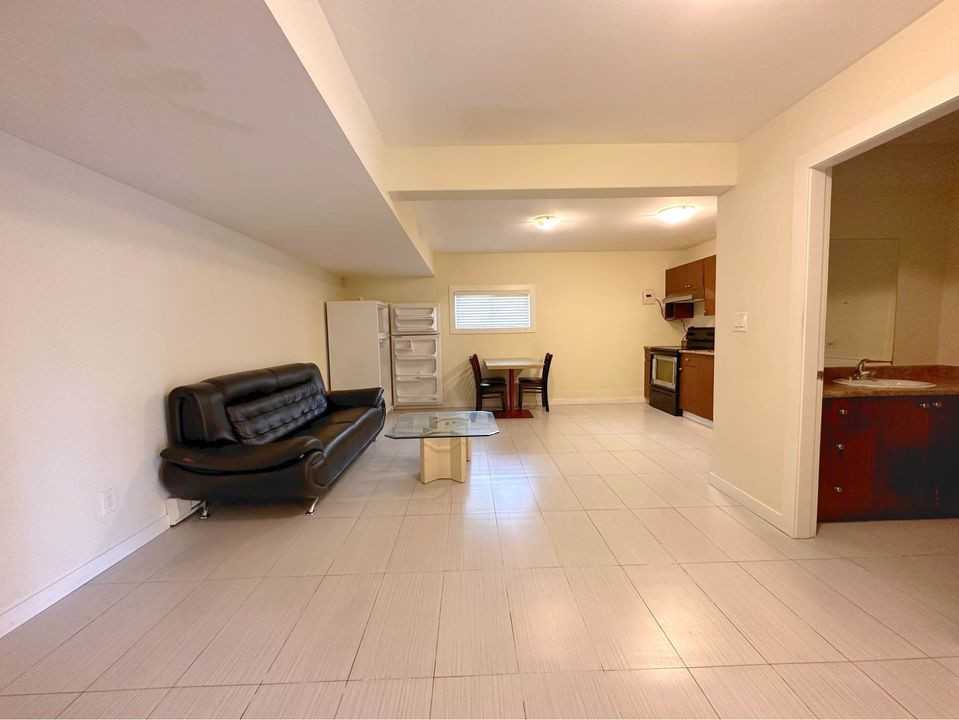 10716 Whalley Blvd Apartments 10716 Whalley Boulevard, Surrey, BC V3T