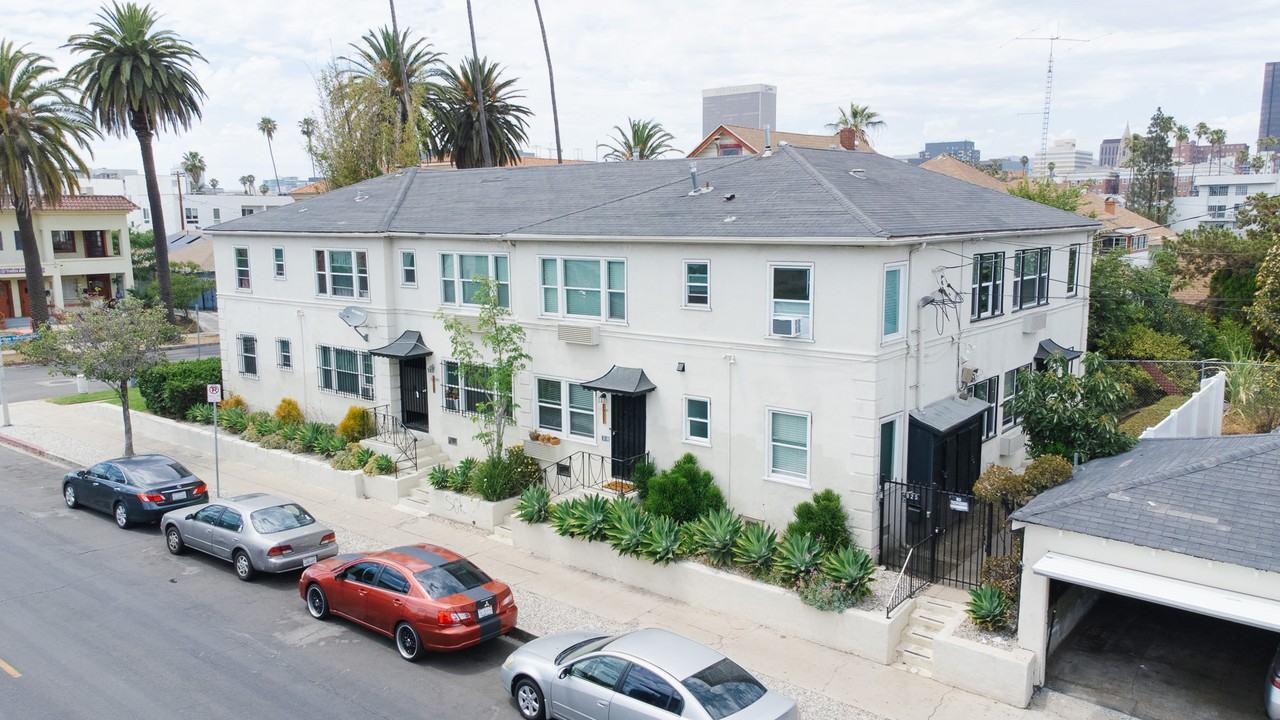 2925 San Marino St Apartments in Wilshire Center Koreatown, Los