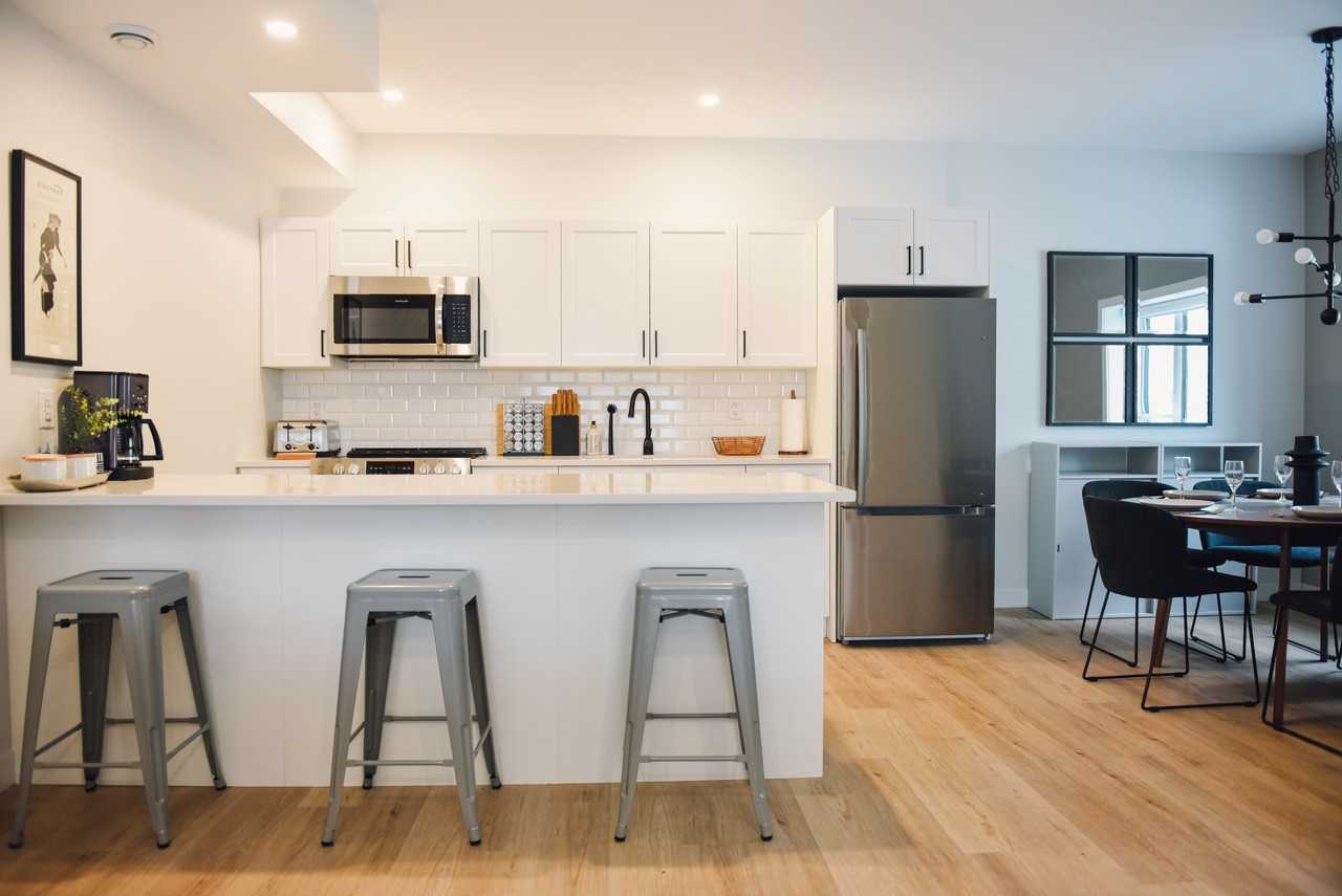 547 Des Meurons Street, Winnipeg, MB R2H 2P6 4 Bedroom Apartment for