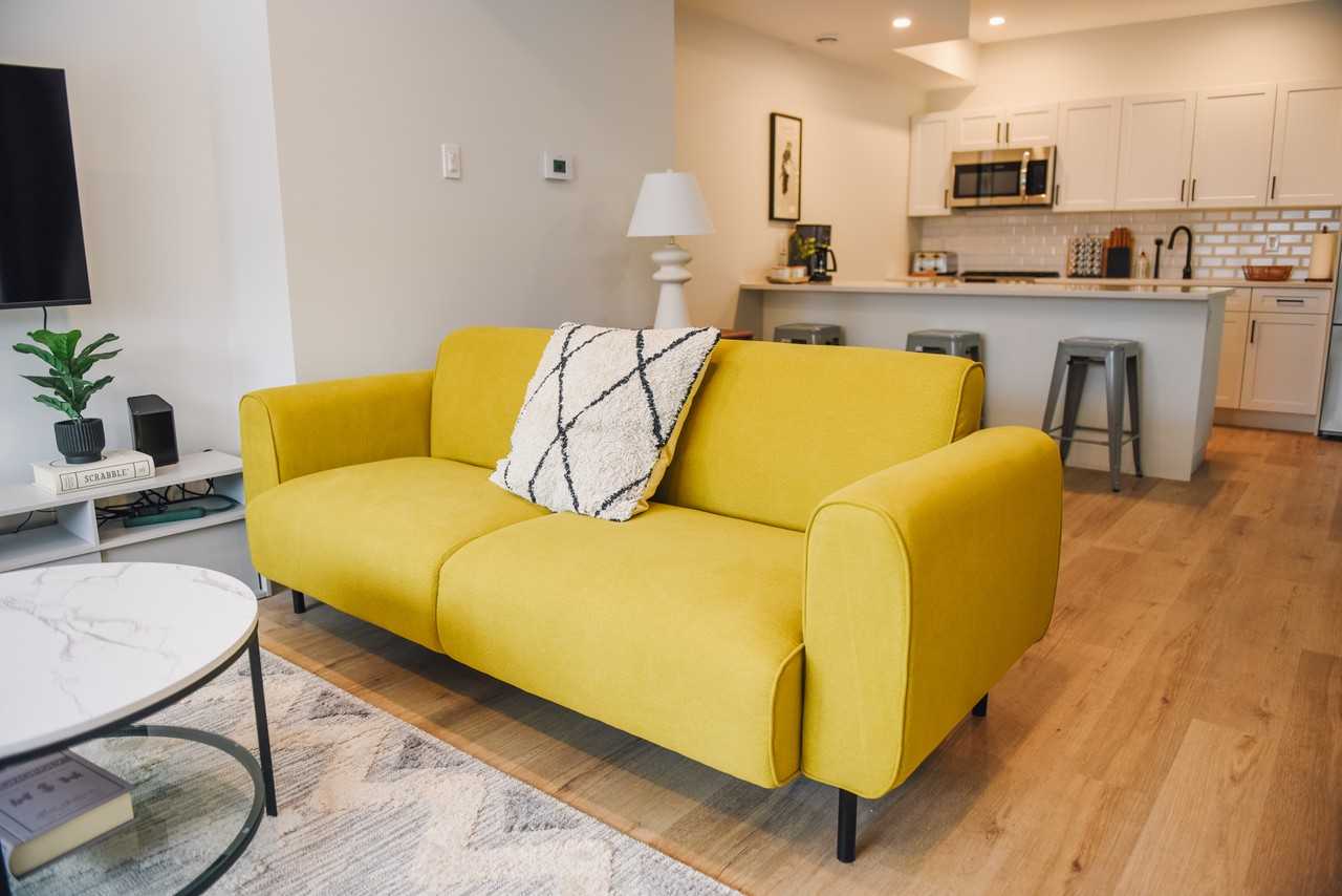 547 Des Meurons Street, Winnipeg, MB R2H 2P6 4 Bedroom Apartment for