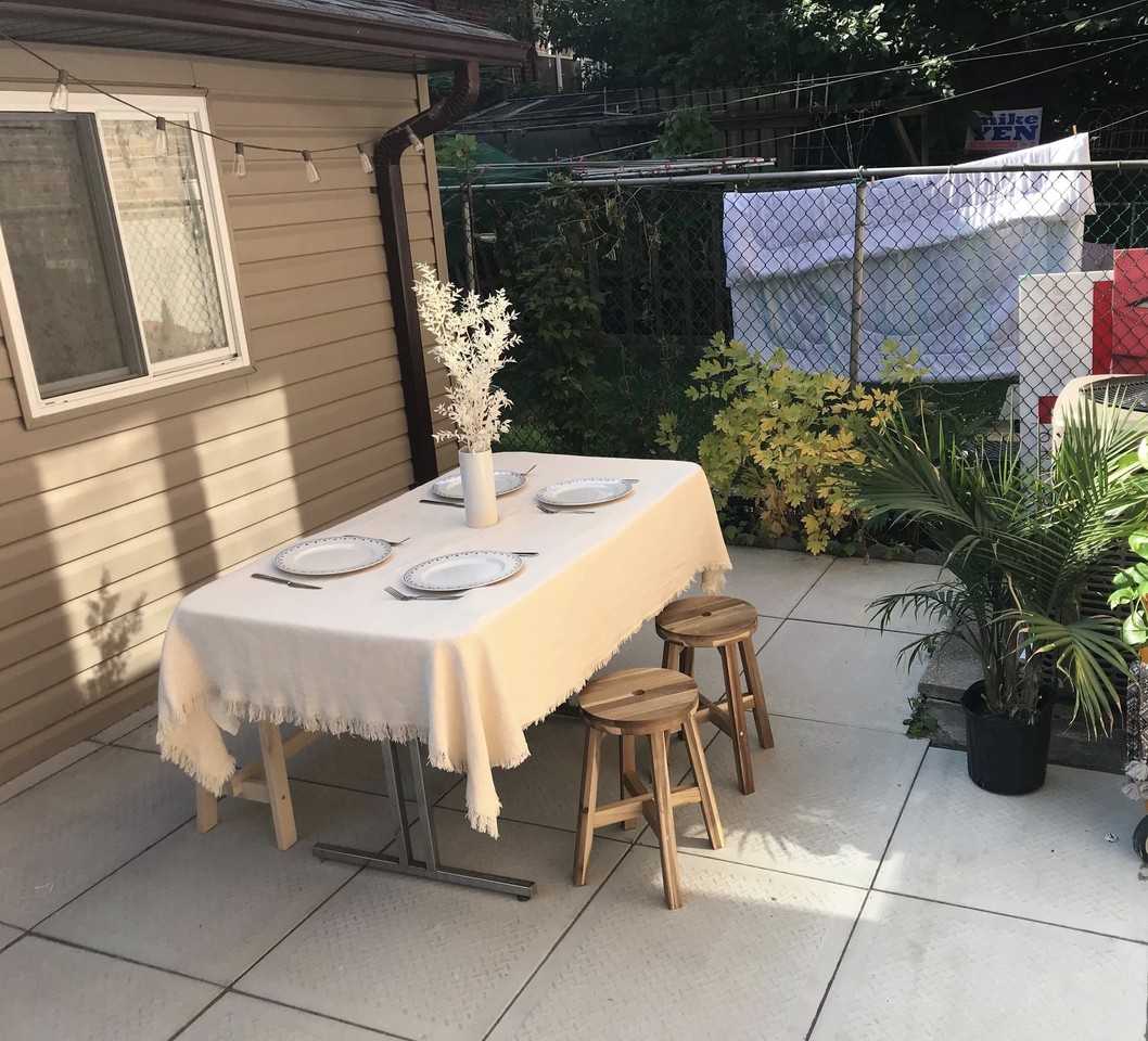 Downtown Spacious Bedroom in 3 bedrooms and 2 bathrooms basement for RENT Apartments Queen St