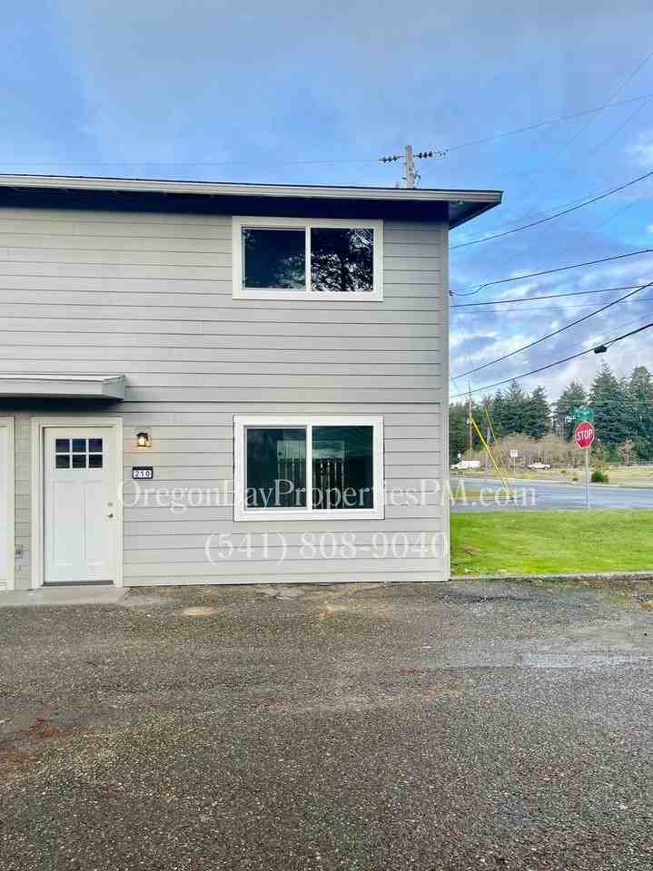 210 Laclair St, Coos Bay, OR 97420 2 Bedroom Apartment for 1,400/month