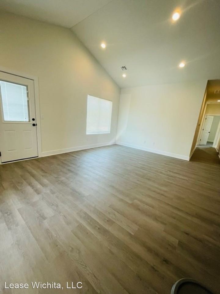 1644/46 S Hickory Creek Apartments in Rainbow Lakes West, Wichita, KS
