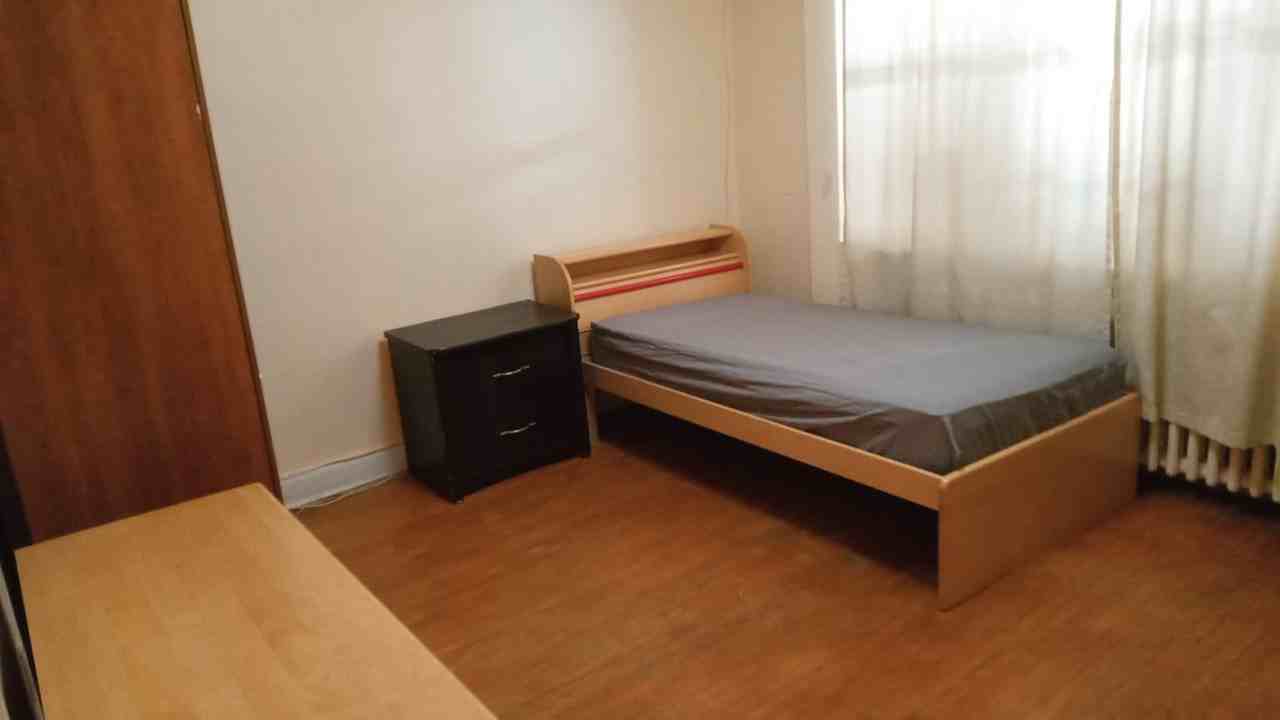 Dufferin St & Eglinton Ave W, Toronto, ON M6E 3Y1 Room for 650/month