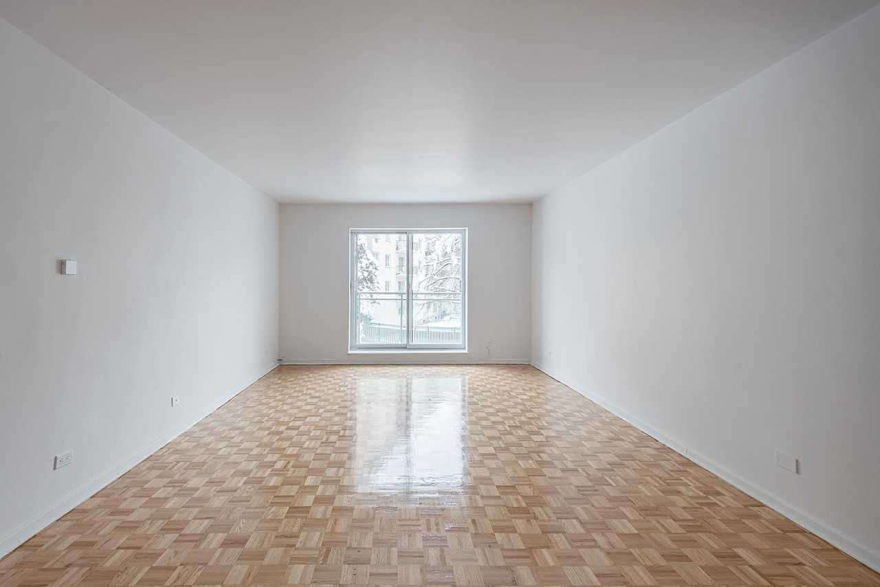 2460 Benny Crescent Apartments 2260 Av Benny, Montréal, QC H4B 2R4