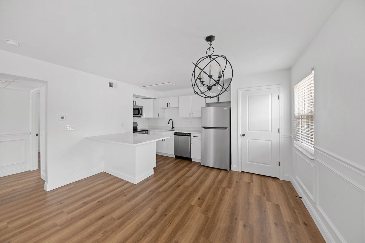 Modern, Well Appointed & Freshly Renovated 2 Bedroom Apartment Minutes